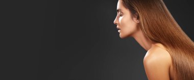 Parlak Uzun Kahverengi Saç Profili Modeli, Zarif Portre ve Parlak Doku Çıkarıcı Stüdyo Işıkları Pürüzsüz Saçlar Omuzdan Düşüyor, Asgari Koyu Arkaplan Dikkat Odaklanıyor