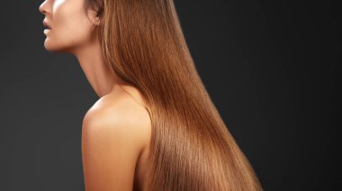 Parlak Kahverengi Saçlar Şelale Gibi, Keratin Tedavi Sonuçlarını Göster Profilini Kapat, Stüdyo Işıklandırma Düz Doku ve Parlak Parlak Parlak Parlak, Şatafatlı Güzellik Modeli