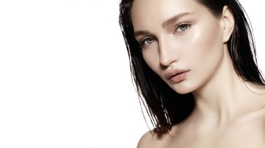 Yakın plan Dewy Cilt Portresi İnce makyajlı, Islak Saçlı, Beyaz Omuzlu, Hafif Stüdyo Işığı, Sakin Bakış ve Editör Cildi ve Güzellik İçin Minimum Şekil Veren Kadın