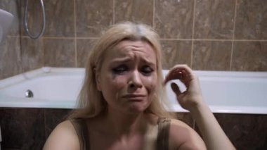 Akıl Hastalığı, Ruh Sağlığı, Yalnızlık veya İstismar. Küvetteki Sarışın Kadın Ağlıyor, Gözyaşları akıyor, Mascara lekeleri, Acı, Hüzünlü Bakış, Kapalı Banyo, Izdırap Kapanışı. Umutsuzluk, Depresyon, Duygusal