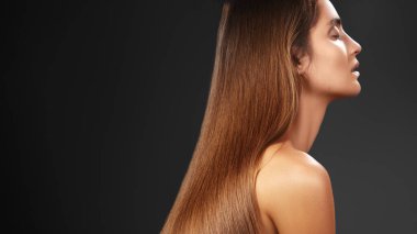 Parlak Saçlı Kadın Profili, Koyu Arkaplan Karşıtı Dramatik Stüdyo Işıkları Uzun ve Parlak, Lüks Estetik Salon Özgüven Taşımacılığı Özel Saç Bakımı İçin Özgüven