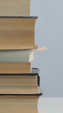 Yığınla Yaşlanmış Kitap Gösterildi. Nostaljik Kitapçı Hırsı ile İyi Kullanılmış Kitaplar Düzenleme. Özenle düzenlenmiş antika kitap koleksiyonu desenli kenarlar ve ince arkaplan çevresi