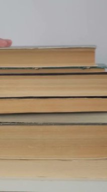 Yakın çekim ve makro, okul kütüphanesinde ya da klasik kitapçıda birçok eski kitap çekti. Eğitim edebiyatı, araştırma, arşiv koleksiyonu ve tarihi bilgi. Okumak, üniversite öğrencileri için çalışmak..