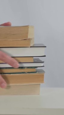 Yakın çekim ve makro, okul kütüphanesinde ya da klasik kitapçıda birçok eski kitap çekti. Eğitim edebiyatı, araştırma, arşiv koleksiyonu ve tarihi bilgi. Okumak, üniversite öğrencileri için çalışmak..