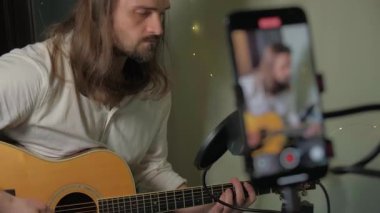 Ev Müzisyeni Mahrem Akustik Gitar Çalıyor. Indie Sanatçısı Şarkıcı Şarkı Yazarı Sosyal Medya Otantik Akustik Müziğini Paylaştı. Gitarist Etkisi Canlı Yayın ve Davet Etkisi Canlı Performans Akımı