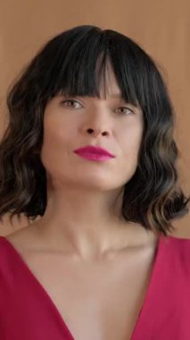 Parlak Gülümseyen Bayan Canlı Giyiniyor. Neşeli Kadın Moda Makyajlı, Koyu Bob Saçlı, Neşeli Yüzlü. Parlak Kadın Mutluluğu, Kırmızı Dudaklar, Güzellik İfadesi