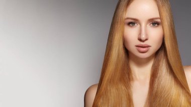 Zarif Kadın Saç Ürünlerini Destekliyor. Reklamlarda parlak saçlı, kendine güvenen sarışın bir kadın var. Beyaz saçlı, çarpıcı beyaz kadın saç bakımının tanıtımına özgüven yayıyor.