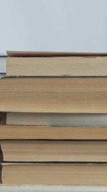 Masa Kenarı boyunca ders kitaplarının düzenlenmesi. Sınıf Sahnesi Ders kitaplarıyla Masa Kenarına Düzgün Sıralanmış. Görünür Omurga ve Sayfa Dokuları ile Gösterilen Kitaplar Bilimsel Ayarlama