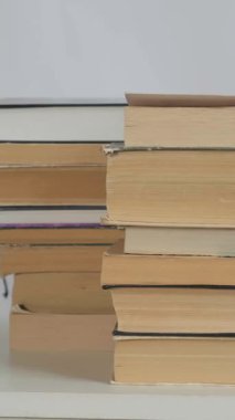 Eski Kitap Sahnesi. Yıpranmış sayfaları ve sıcak gölgeleri olan eskimiş karton kapaklar sergileniyor. Sarı sayfalı antika karton kapaklı ve sessiz çalışma köşesinde hafif ışıklandırma.