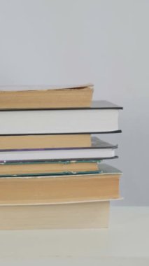 Yakın çekim ve makro, okul kütüphanesinde ya da klasik kitapçıda birçok eski kitap çekti. Eğitim edebiyatı, araştırma, arşiv koleksiyonu ve tarihi bilgi. Okumak, üniversite öğrencileri için çalışmak..