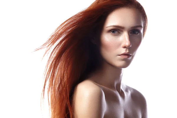 Belle jeune femme rousse aux cheveux volants et au maquillage naturel. Portrait de beauté de modèle sexy aux cheveux roux raides. Longue coiffure brillante douce. Gros plan studio plan o look de mode rousse fille — Photo