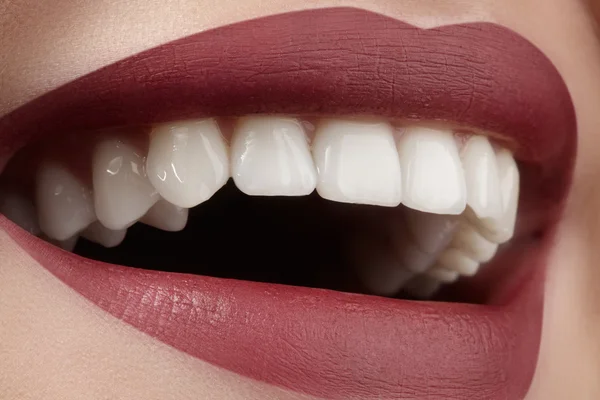 Hermosa sonrisa con dientes blanqueadores. Foto dental. Maquillaje de labios de moda perfecta. Salud sonrisa femenina feliz. Macro primer plano de la boca de la mujer. Cuidado con los dientes — Foto de Stock