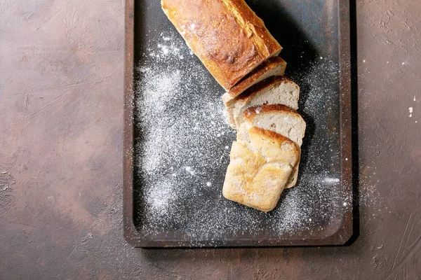 Buatan Sendiri Mengiris Roti Putih Atas Latar Belakang Tekstur Coklat — Stok Foto