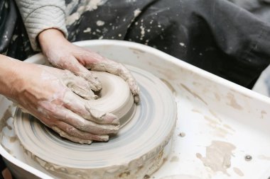 Çömlek çarkında çalışan kadın elleri