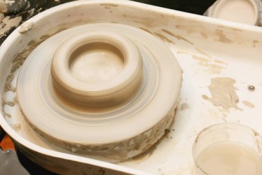 Çömlek çarkında çalışan kadın elleri