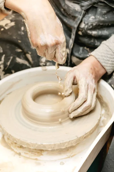 Mãos Femininas Trabalhando Roda Cerâmica — Fotografia de Stock