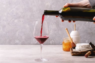 Keçi peyniri, bal ve kırmızı şarapla servis edilir. Boşluğu kopyala