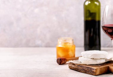 Keçi peyniri, bal ve kırmızı şarapla servis edilir. Boşluğu kopyala