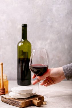 Keçi peyniri, bal ve kırmızı şarapla servis edilir. Boşluğu kopyala