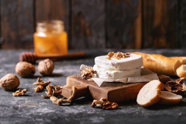 Koyu dokuda bal ve cevizle servis edilen keçi peyniri. Boşluğu kopyala