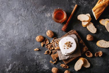 Koyu dokuda bal ve cevizle servis edilen keçi peyniri. Boşluğu kopyala