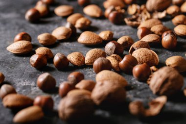 Fındık çeşitleri: badem, fındık ve ceviz.