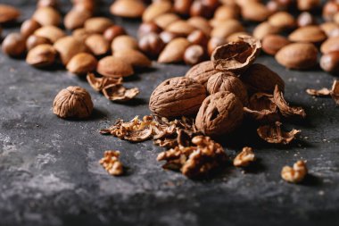 Fındık çeşitleri: badem, fındık ve ceviz.