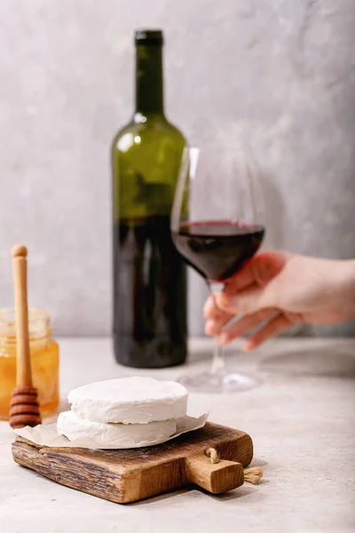Fromage Chèvre Servi Avec Miel Une Bouteille Vin Rouge Sur — Photo
