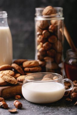 Ballı, sütlü ve fındıklı ev yapımı kurabiyeler.