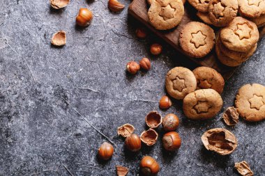 Fındıklı ev yapımı kurabiyeler koyu dokuda fındıklı servis ediliyor.