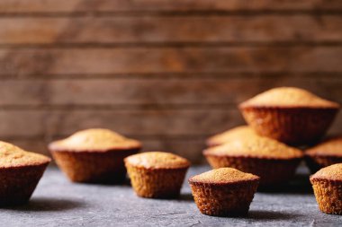 Koyu renk arka planda ev yapımı kekler