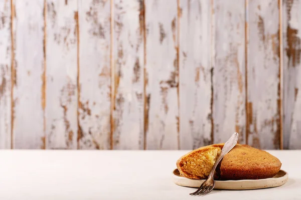 Hausgemachte Muffins Auf Weißem Hintergrund — Stockfoto