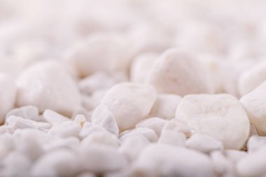 Beyaz desenli arka planda beyaz taş ve çakıl taşları. Doğanın yaratıcı düzeni