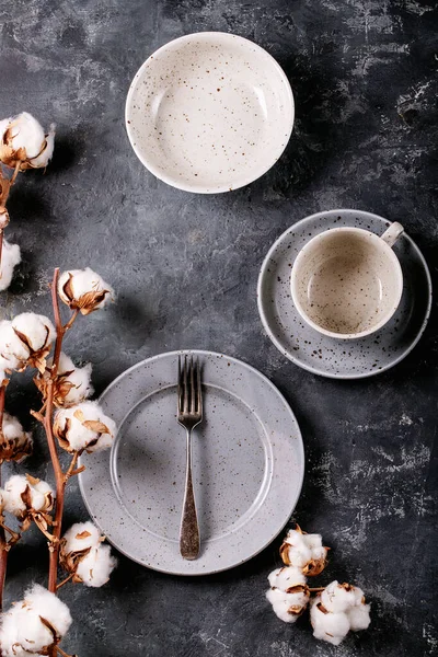 Obiad Ustawiony Niebieski Nowoczesny Ceramiczny Talerz Srebrnym Widelcem Ozdobiony Kwiatem — Zdjęcie stockowe