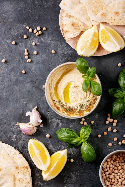 Hummus Mit Olivenöl Fladenbrot Und Gemahlenem Kreuzkümmel Keramikschüssel Serviert Mit — Stockfoto