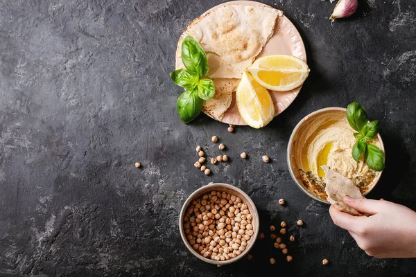 Hummus Med Olivolja Vitabröd Och Mald Kummin Keramikskål Serveras Med — Stockfoto