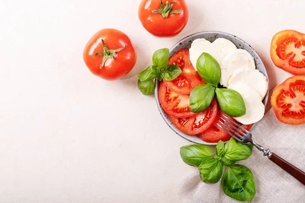 Conceito Refeição Saudável Caseiro Tomates Cereja Bolas Mussarela Especiarias Azeite — Fotografia de Stock