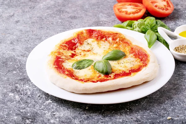 Pizza Margherita Fatta Casa Con Mozzerala Servita Con Basilico Fresco — Foto Stock