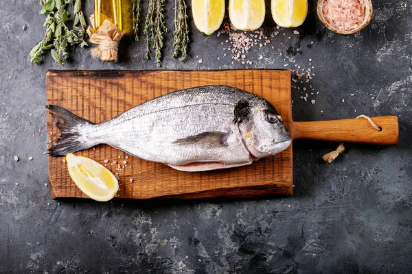 Peixes Crus Sargo Dorado Frescos Eviscerados Não Cozidos Servidos Com — Fotografia de Stock