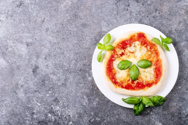 Zelfgemaakte Pizza Margherita Met Mozzerala Kaas Geserveerd Met Verse Basilicum Rechtenvrije Stockafbeeldingen