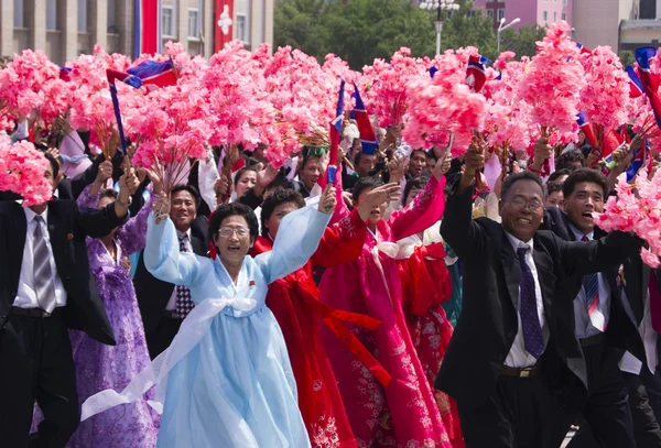 ПЁНГЯН, СЕВЕРНАЯ КОРЕЯ 27 июля 2012 года: северокорейцы Лицензионные Стоковые Фото