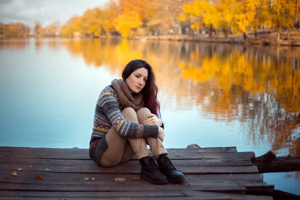 Bella ragazza seduta sul ponte — Foto Stock