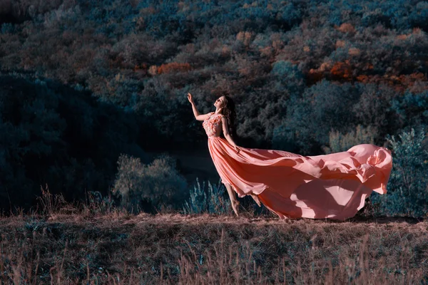 Дівчина в прозорій рожевій сукні — стокове фото