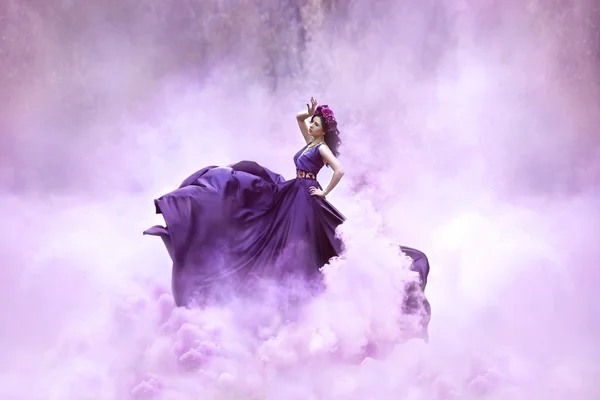 Senhora em um luxuoso vestido roxo exuberante — Fotografia de Stock