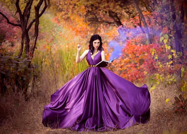 Signora in un lussureggiante abito viola di lusso — Foto Stock