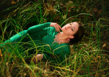 Lüks zümrüt elbiseli Bayan