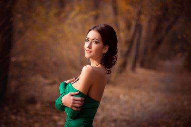 Lüks zümrüt elbiseli Bayan