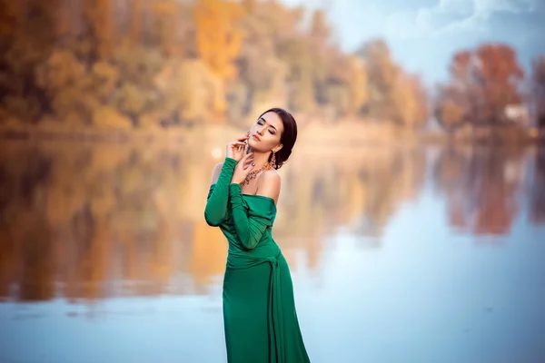 Signora in un abito di lusso smeraldo — Foto Stock