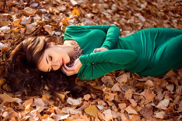 Senhora em um vestido de luxo esmeralda — Fotografia de Stock