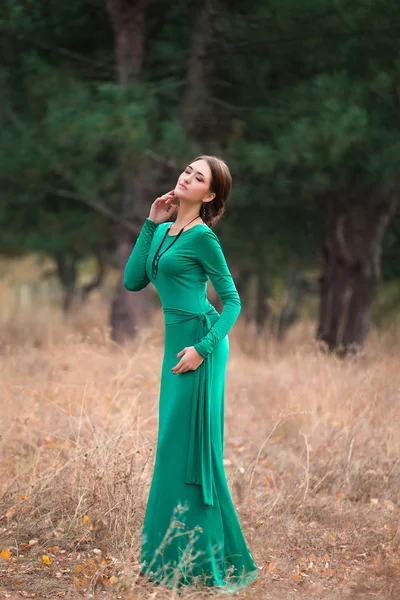 Senhora em um vestido de luxo esmeralda — Fotografia de Stock